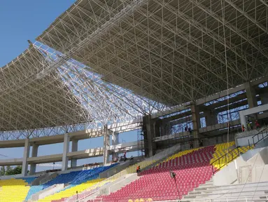 Atap tribune barat Stadion Manahan yang hampir selesai terpasang. (Bola.com/Vincentius Atmaja)