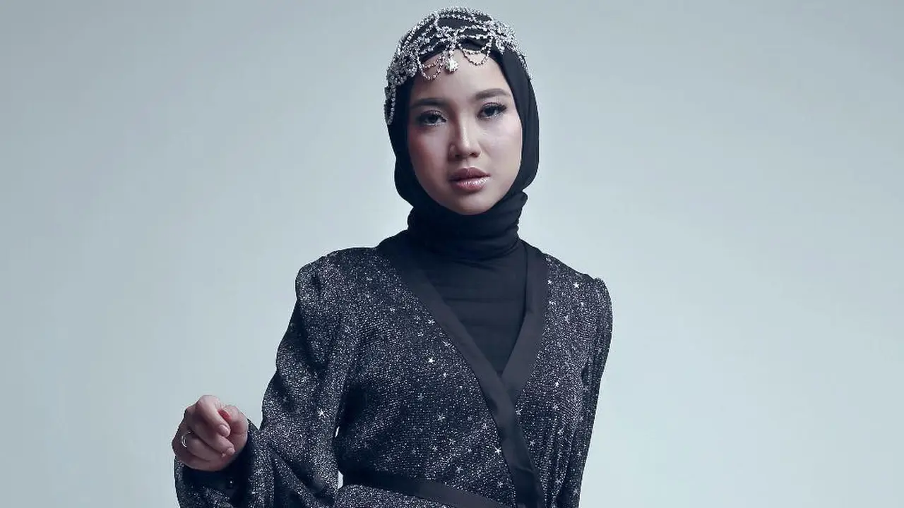 [Bintang] Berhijab, Chacha Frederica Mengaku Masih Seperti Dulu