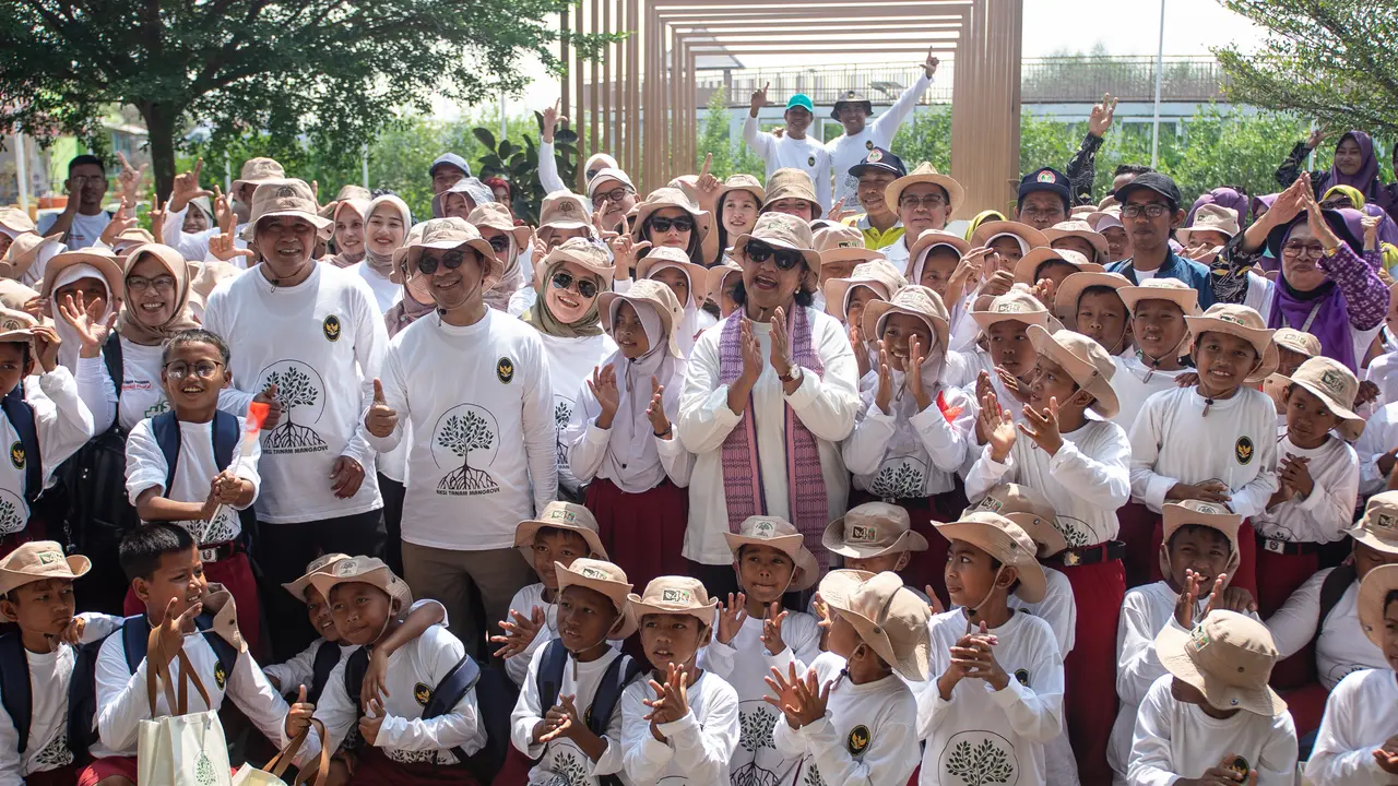 PT Trimegah Bangun Persada Tbk (NCKL) atau Harita Nickel berkolaborasi dengan Kementerian Koordinator Bidang Kemaritiman dan Investasi (Kemenko Marves) RI mengajak generasi muda untuk peduli masalah lingkungan melalui penanaman mangrove.