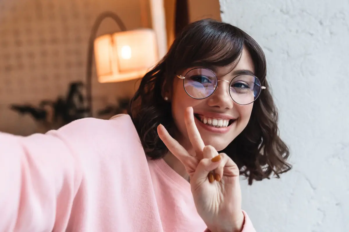 tertawa baju pink tersenyum cantik