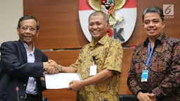 Mantan Ketua MA, Mahfud MD menyerahkan berkas yang berisi hasil kajian 110 pakar hukum tata negara terkait pembentukan Pansus Hak Angket KPK di Jakarta, Rabu (14/6). (Liputan6.com/Helmi Afandi)