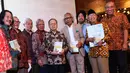 Prof Soekirman (empat kiri) didampingi tokoh, pengusaha dan mantan menteri saat peluncuran buku Gizi Pembangunan di Jakarta, Sabtu (01/10). Soekirman mengawali karir sebagai ahli gizi di Aceh tahun 1960-1965 (Liputan6.com/Fery Pradolo)