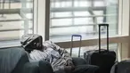 Seorang pria tidur di kursi di sebelah barang bawaannya di ruang keberangkatan bandara internasional Brussels selama pemogokan nasional di Brussels, Belgia, Senin (20/6/2022). Semua keberangkatan keluar dari bandara dibatalkan pada hari Senin setelah pemogokan nasional terhadap biaya hidup dan upah terjadi di Belgia. (AP Photo/Olivier Matthys)