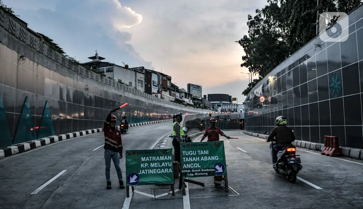 Petugas mengatur arus kendaraan saat uji coba terowongan atau Underpass Senen Extension, Jakarta, Senin (9/11/2020). Uji coba ini dilakukan untuk menguji ketahanan terowongan baru yang saat ini pengerjaannya telah mencapai 95 persen. (merdeka.com/Iqbal S. Nugroho)