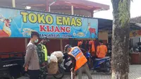 Pelanggar Protokol Kesehatan Diberi Sanksi Menyapu di Sekitaran Area Pasar Banjarejo (Liputan6.com/Ahmad Adirin)