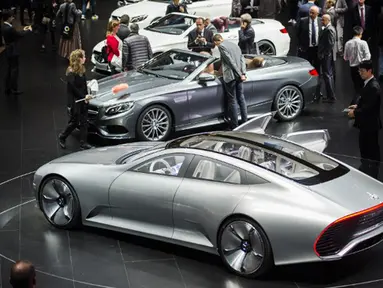 Pengunjung melihat mobil baru keluaran Mercedes Benz selama 66th Internationale Automobil-Ausstellung (IAA) di Frankfurt, Jerman (16/9/2015). Pameran ini di selenggarakan mulai tanggal 15-27 September 2015. (AFP PHOTO/ODD ANDERSEN)