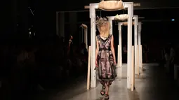 Model mengenakan topi dan hiasan kepala unik saat memeragakan koleksi Musim Semi-Musim Panas 2019 di Milan Fashion Week, Milan, Italia, Jumat (21/9). Milan Fashion Week berlangsung pada 19 September hingga 25 September 2018. (AP Photo/Antonio Calanni)