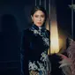 Dian Sastrowardoyo tampil dengan kebaya janggan modifikasi warna navy dihiasi bordiran motif ribbon dipadukan bawahan kain batik coklat. [@therealdisastr]