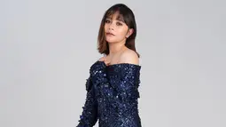 Sebelumnya memotong rambutnya hingga sebahu, Prilly juga jadi sorotan karena tampil menggunakan poni depan. Ia juga beberapa kali mengunggah foto dengan rambut sebahu di akun Instagram pribadinya. (Liputan6.com/IG/@prillylatuconsina96)