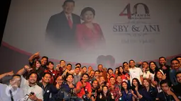 Presiden Keenam RI, Susilo Bambang Yudhoyono (tengah) berfoto bersama para pewarta jelang HUT 40 tahun penikahannya dengan Kristiani Herrawati di Jakarta, Sabtu (30/7). SBY dan Ani Yudhoyono menikah pada 30 Juli 1976. (Liputan6.com/Helmi Fithriansyah)