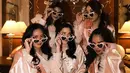 Keempat sahabatnya mengenakan pajamas berwarna soft pink yang memiliki detail renda di bagian lengan. Semakin meraih dengan kacamata frame love putih dan sash bertulisan Team Bride. [@yxsmine.ow]