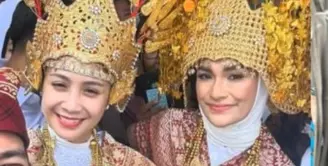 Raffi dan Nagita mengunjungi kampung halaman Zulkifli Hasan di Desa Way Pisang, Lampung Selatan. Nagita dan Putri Zulkifli Hasan berkesempatan mengenakan baju adat pengantin perempuan Lampung pesisir. [@putri_zulhas]
