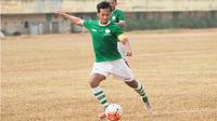 Yongki Aribowo menendang bola pada laga ujicoba di Stadion Lebak Bulus, Jakarta, Sabtu (8/8/2015). Pemain yang tergabung dalam agensi Munial Sports Group mengikuti ujicoba guna menjaga kondisi selama kompetisi mandek. (Bola.com/Vitalis Yogi Trisna)