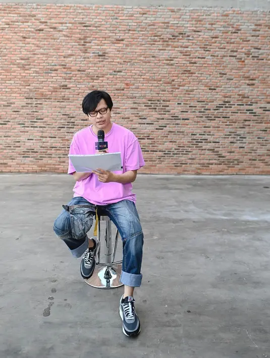 Melansir Liputan6.com, Armand menceritakan perjalanannya di dunia musik saat berbincang dengan Bens Leo saat Live di Instagramnya (24/9). Pertamakali Armand memperkenalkan suaranya di ajang festival music di tahun 1989. (Instagram/armandmaulana04)