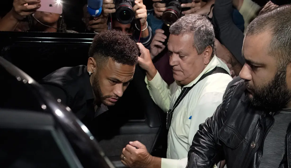 Bintang timnas Brasil, Neymar meninggalkan kantor polisi di Rio de Janeiro, Kamis (6/6/2019). Kedatangan Neymar untuk memberikan keterangan terkait menyebarkan foto dan percakapan pribadi dengan perempuan yang menudingnya melakukan pemerkosaan ke media sosial. (AP/Leo Correa)