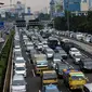 Kondisi arus lalu lintas di Tol Dalam Kota Jakarta, Senin (24/10). Indonesia Traffic Watch (ITW) menilai kemacetan di kota Jakarta saat ini sudah sampai pada tingkat 'gawat darurat'. (Liputan6.com/Helmi Fithriansyah)