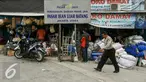 Pemprov DKI Jakarta Utara berikan surat peringatan pertama (SP1) untuk warga yang tinggal di Zona 1-3 Pasar Ikan, RW04, Kelurahan Penjaringan, Kecamatan Penjaringan, Jakarta Utara, Rabu (30/3/2016). (Liputan6.com/Yoppy Renato)