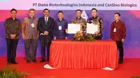 Vice President Cansino Biologics Inc., Hong Yi Wang (ketiga kanan) dan President Director Etana, Nathan Tirtana (kedua kanan) disaksikan Menko Maritim dan Investasi Luhut Binsar Pandjaitan dan Menteri Kesehatan Budi Gunadi Sadikin menunjukan naskah perjanjian kerja sama dalam rangkaian kegiatan Presidensi G20 di Bali. (Liputan6.com/HO)