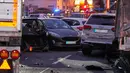 Sebuah truk curian menabrak mobil-mobil yang berhenti di lampu merah di distrik kota Limburg, Jerman, Senin (7/10/2019). Kejadian itu memicu tabrakan beruntun dan menyebabkan setidaknya delapan mobil lainnya hancur. (Photo by Sascha Ditscher / dpa / AFP)