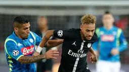 Striker PSG, Neymar mengiring bola dari kejaran gelandang Napoli, Allan selama pertandingan Grup C Liga Champions di stadion Parc des Princes di Paris, (24/10). PSG bermain imbang 2-2 atas Napoli. (AP Photo / Francois Mori)