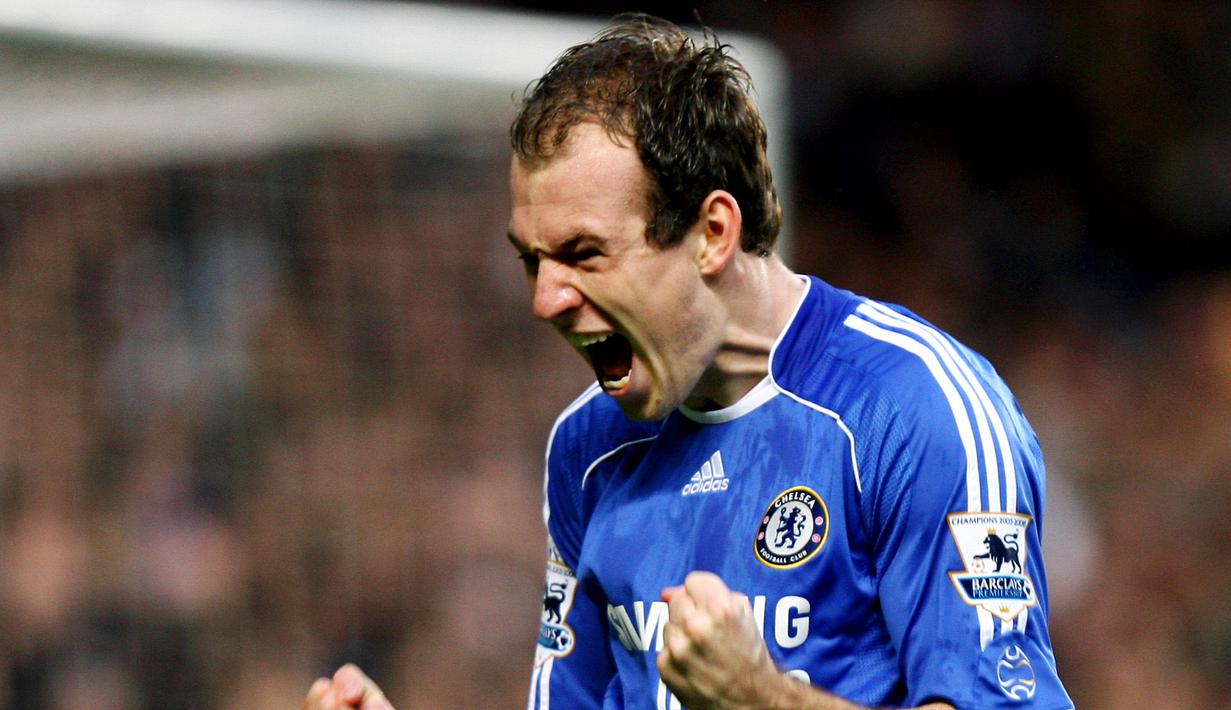 9. Arjen Robben (Chelsea) - Pria asal Belanda ini nyaris bergabung dengan Setan Merah. Namun karena MU enggan mengeluarkan biaya lebih untuk PSV akhirnya Chelsea maju dengan kekuatan uang untuk mendaratkanya ke Stamford Bridge. (AFP/Adrian Dennis)