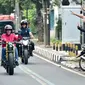 Warga menyapa Presiden Joko Widodo yang mengendarai motor menuju Pasar Anyar, Tangerang, Banten, Minggu (4/11/2018). Jokowi blusukan ke pasar untuk mengecek harga kebutuhan pokok dan mencocokkan dengan angka inflasi. (Liputan6.com/HO/Biro Pers Setpres)