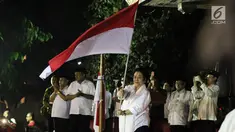 Ketum PDIP Megawati Soekarno Putri mengibarkan bendera Merah Putih di pendopo makam Bung Karno, Kota Blitar, Senin (6/6). PDIP menggelar kegiatan buka puasa bersama dan tarawih dilanjutkan peringatan hari lahir Bung Karno. (Liputan6.com/Johan Tallo)