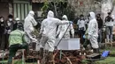 Proses pemakaman pasien Covid-19 isolasi mandiri di TPU Pondok Kelapa, Jakarta, Selasa (13/7/2021). Para pasien isolasi mandiri ini meninggal karena berbagai alasan, mulai dari terlambat mendapatkan pertolongan, rumah sakit penuh hingga tidak terpantau dengan baik. (merdeka.com/Iqbal S Nugroho)