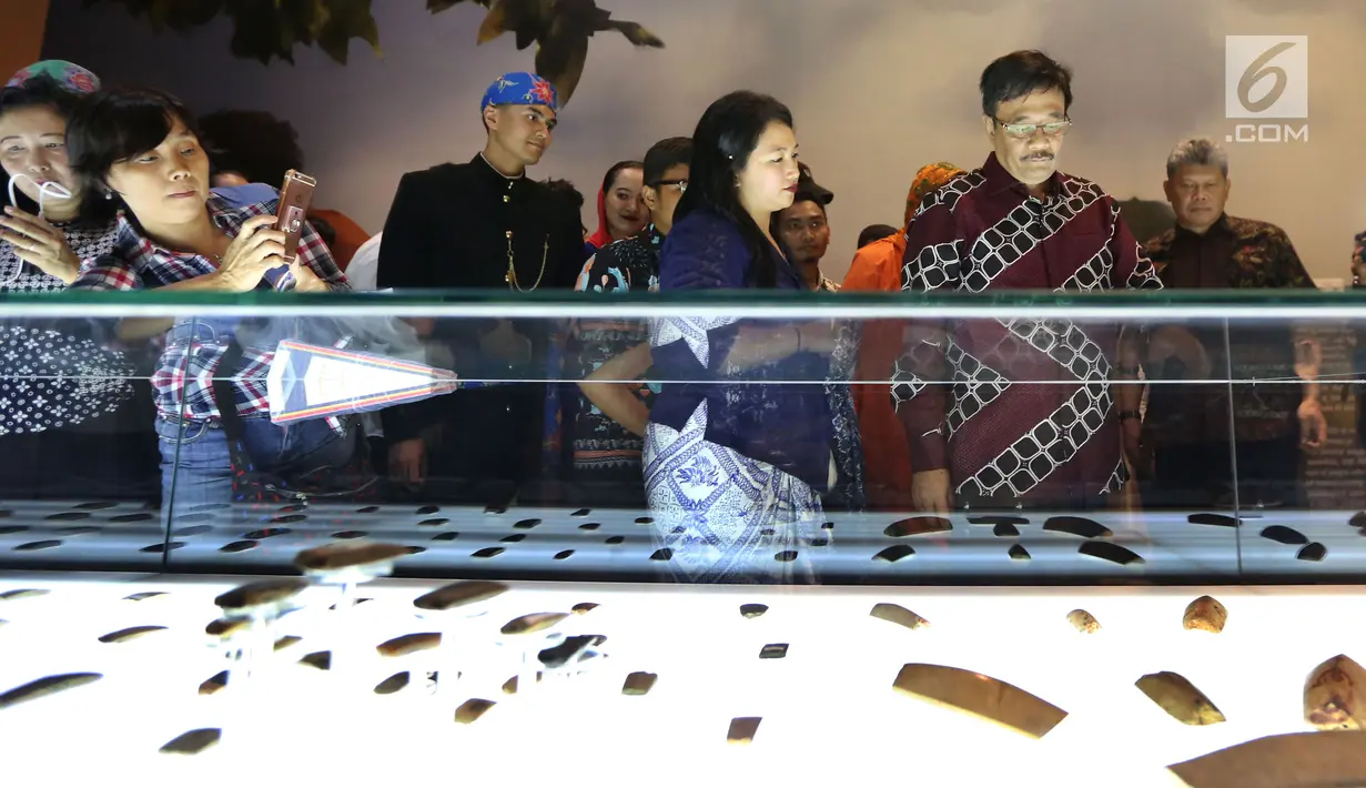 Gubernur DKI Jakarta, Djarot Saiful Hidayat melihat koleksi yang dipamerkan saat meresmikan revitalisasi Kawasan Kota Tua fase pertama, Kamis (5/10). (Liputan6.com/JohanTallo)