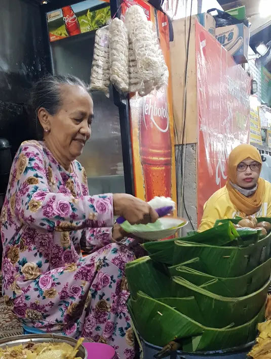 Bu Widodo mulai menjual nasi Liwet lengkap sejak anaknya masih kecil/copyright Ayu Kinanti
