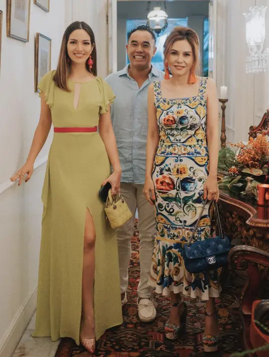 Member geng cendol ini pun nampak membawa mini  bag dari Dior warna yang serasi dengan dressnya tersebut. Nia juga memilih mengenakan  stiletto heels warna pink keemasan. (@ramadhaniabakrie)