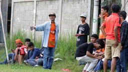  Suporter The Jakmania berfoto selfie saat menyaksikan Tim Persija Jakarta berlatih di Lapangan Youth Training Center, Sawanngan, Depok, Rabu (17/2/2016). (Bola.com/Nicklas Hanoatubun)