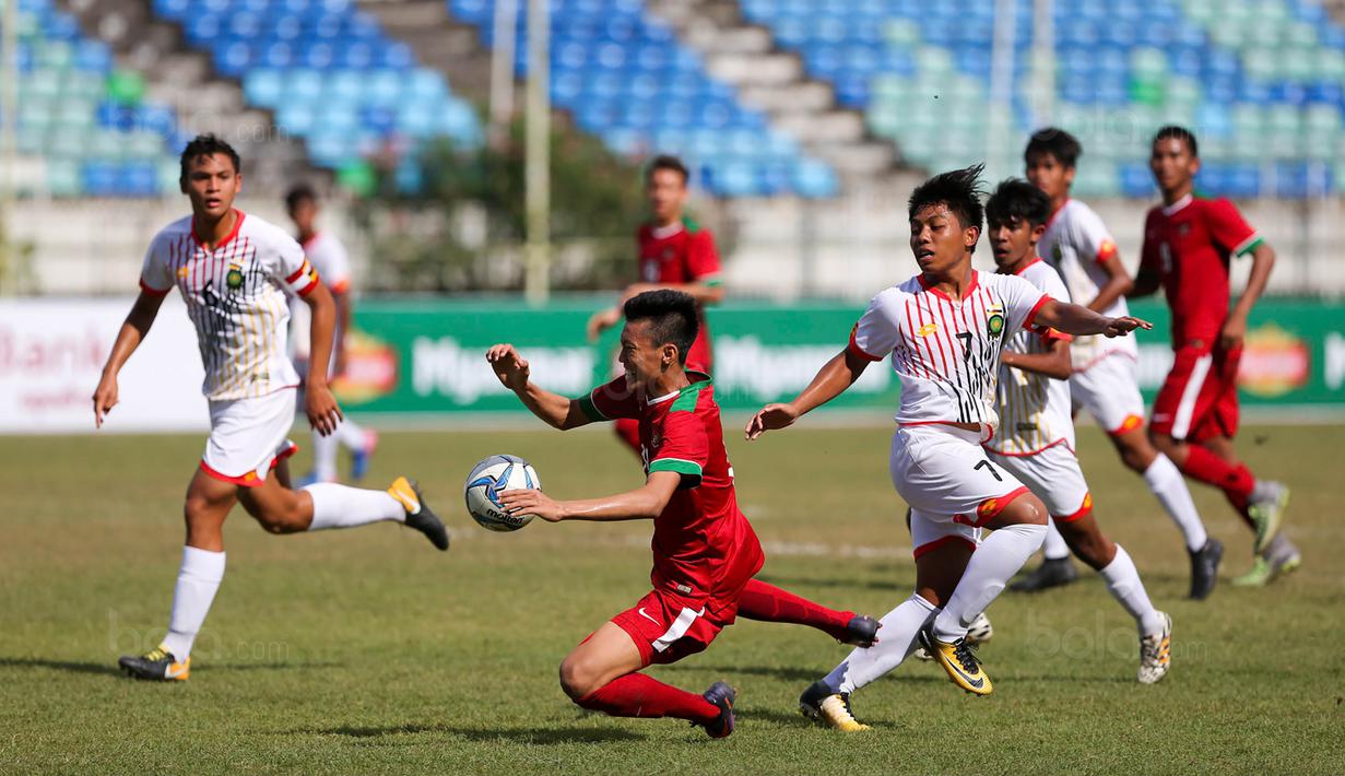 Pemain Timnas Indonesia U-19, Feby Eka Putra, terjatuh saat pertandingan melawan Brunei Darussalam pada laga Piala AFF U-18 di Stadion Thuwunna, Rabu, (13/9/2017). Indonesia menang 8-0 atas Brunei Darussalam. (Liputan6.com/Yoppy Renato)
