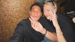 Meskipun kolaborasi "M.I.A." sudah beberapa tahun lalu, pertemuan Afgan dan Jackson Wang di Jakarta ini menunjukkan eratnya hubungan persahabatan mereka. Kehadiran Jackson di Indonesia selama bulan Ramadhan memberikan kesempatan berharga bagi kedua artis untuk kembali bertemu dan menikmati waktu bersama. (Liputan6.com/IG/@afgan__)