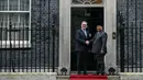 Kedatangan Presiden Prabowo Subianto disambut hangat secara langsung oleh Perdana Menteri (PM) Inggris, Keir Starmer. Tampak dalam foto, Perdana Menteri Inggris Keir Starmer (kiri) menyambut Presiden Indonesia Prabowo Subianto di Downing Street untuk pertemuan mereka di pusat kota London pada 20 Januari 2026. (JUSTIN TALLIS/POOL/AFP)