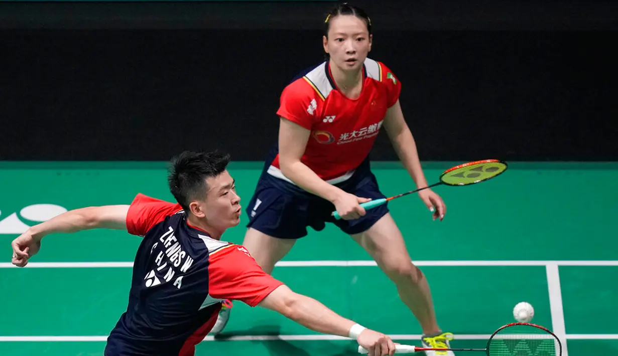 China Zheng Si Wei (kiri) dan Huang Ya Qiong saat melawan Dejan Ferdinansyah dan Gloria Emanuelle Widjaja pada pertandingan semifinal ganda campuran turnamen bulu tangkis Malaysia Open 2023 di Bukit Jalil Axiata Arena, Kuala Lumpur, Malaysia, Sabtu (14/1/2023). Dejan Ferdinansyah/Gloria Emanuelle Widjaja gagal merebut tiket final Malaysia Open 2023 setelah ditaklukkan Zheng Si Wei/Huang Ya Qiong. (AP Photo/Vincent Thian)