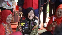 Istri Calon Presiden (Capres) nomor urut tiga Ganjar Pranowo, Siti Atikoh tiba di Desa Negeri Katon, Pesawaran, Provinsi Lampung, Selasa (9/1/2024). Atikoh berkunjung ke sentra kerajinan kain tapis. (Foto: Istimewa)