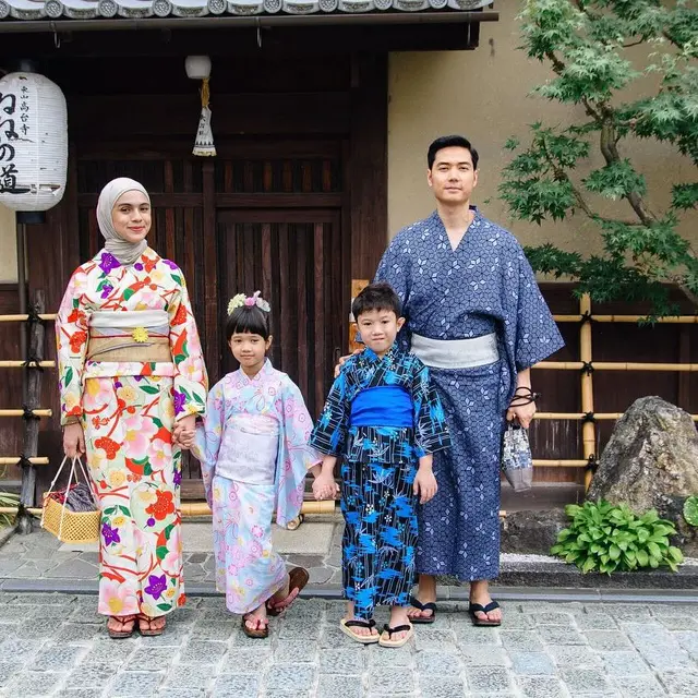7 Pemotretan Keluarga Nycta Gina Pakai Kimono, Anak Sulungnya Bak Warga Lokal