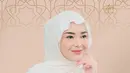 Gaya hijab yang terkesan santai dan effortless ini semakin membuat penampilannya terlihat elegan dan anggun. [@ambyamandamanopo].
