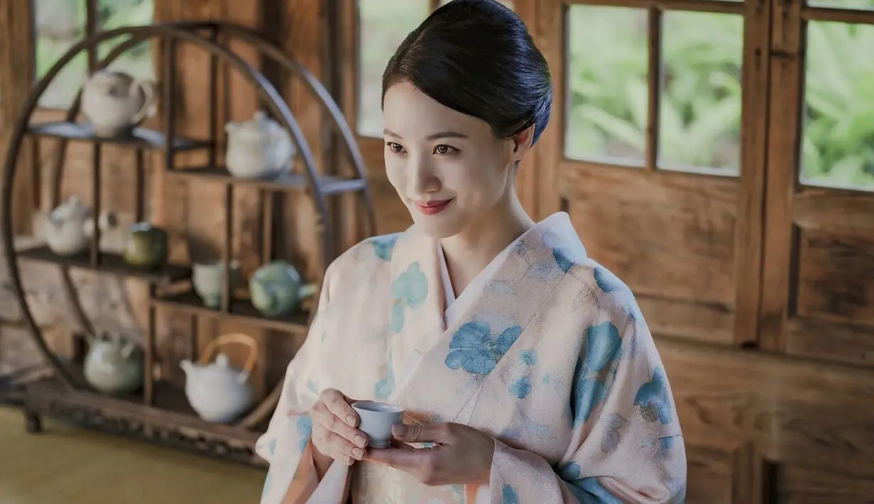 Claudia Kim akan berperan sebagai Yukiko Maeda, istri seorang bangsawan Jepang. Dalam foto tersebut, dia mengenakan kimono dan memikat dengan senyuman misterius.