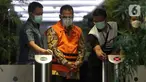 Kepala Subdirektorat Kerjasama dan Dukungan Pemeriksaan Dirjen Pajak, Dadan Ramdani (tengah) usai rilis penahanan di Gedung KPK, Jakarta, Jumat (13/8/2021). Dadan Ramdani tersangka dugaan penerimaan hadiah atau janji terkait pemeriksaan perpajakan tahun 2016-2017. (Liputan6.com/Helmi Fithriansyah)