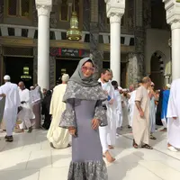 Krisdayanti adalah salah satu artis Indonesia yang selalu tampil glamor di berbagai kesempatan. Meskipun usianya sudah 43 tahun, namun gayanya tetap terlihat modis. (Foto: instagram.com/krisdayantilemos)