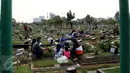 Warga berdoa di makam keluarganya di Tempat Pemakaman Umum (TPU) Karet Bivak, Jakarta, Minggu (14/6/2015). Menjelang bulan Ramadan umat muslim melakukan ziarah kubur untuk mendoakan keluarga dan kerabatnya yang telah wafat. (Liputan6.com/Helmi Afandi)