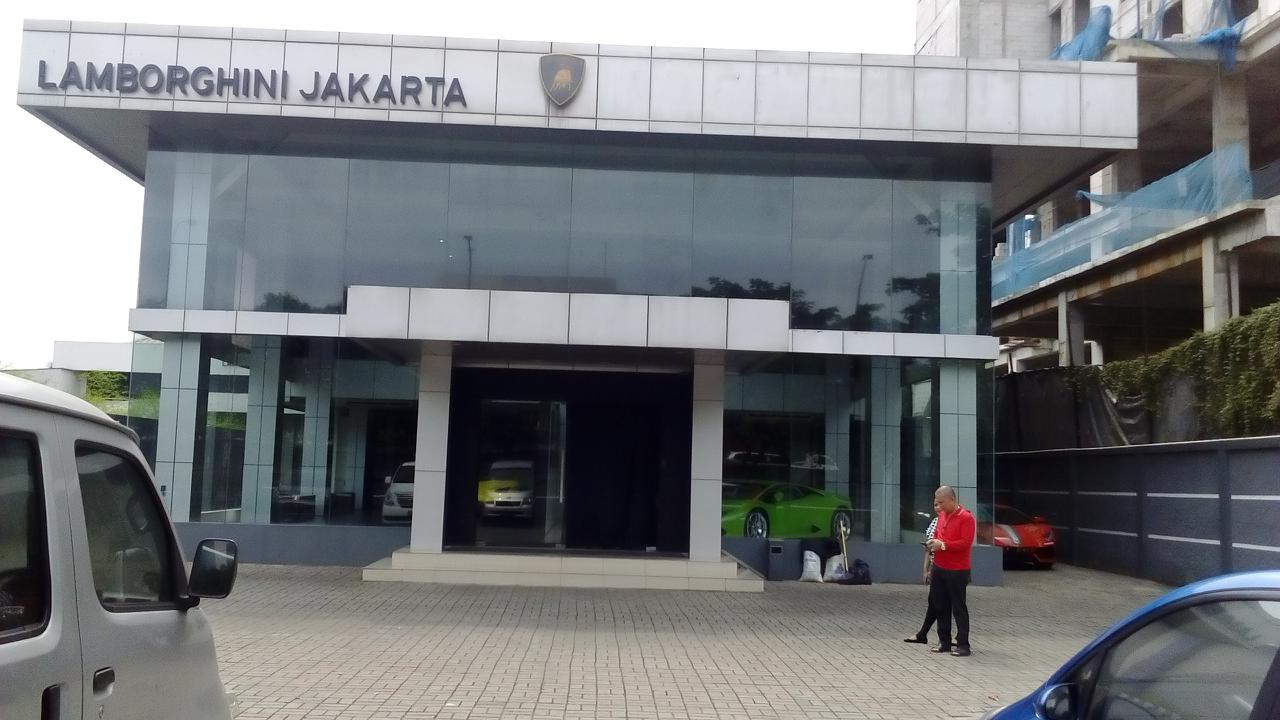 Telusuri Motif Penembakan, Polisi Olah TKP Showroom Lamborghini