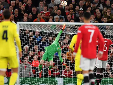 De Gea telah mencegah gol Villarreal datang lebih cepat dengan beberapa penyelamatan luar biasa untuk menggagalkan upaya wakil Spanyol itu. Ia pun membayar kesalahannya ketika agal mengeksekusi penalti krusial dalam kekalahan di final Liga Europa musim lalu. (AFP/Anthony Devlin)