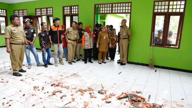 Gubernur Jawa Tengah Ganjar Pranowo saat meninjau kerusakan akibat gempa di SMPN 1 Giriwoyo, Kecamatan Giriwoyo, Kabupaten Wonogiri. (Istimewa)