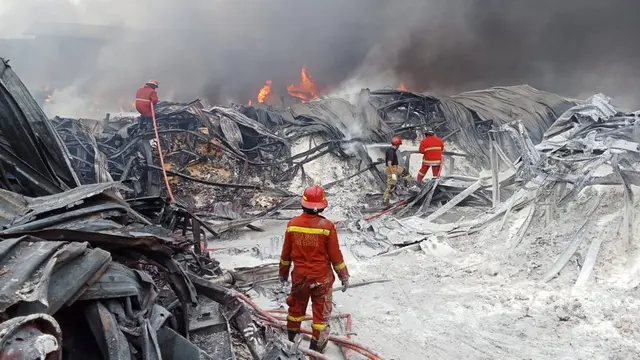 Kebakaran pabrik pakan ternak milik PT Jati Perkasa Nusantara di Kecamatan Medan Satria, Kota Bekasi, Bekasi, Jumat sore (1/11/2024). (Foto: Dinas Pemadam Kebakaran Kota Bekasi)
