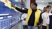 Presiden Direktur & CEO Indosat Ooredoo Hutchison Vikram Sinha memantau kapasitas jaringan untuk mendukung aktivitas digital pelanggan di Network Operation Center, Jakarta (31/12/2022). (Liputan6.com/HO)