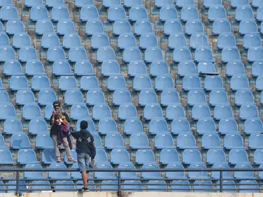 Penonton memanfaatkan suasana sepi dengan berfoto sebelum laga Persib Bandung melawan PS TNI pada lanjutan Liga 1 2017 di Stadion Si Jalak Harupat, Sabtu (05/8/2017). Persib menang 3-1. (Bola.com/Nicklas Hanoatubun)