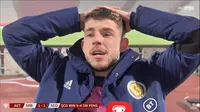 Penyerang Skotlandia, Ryan Christie tak sanggup menahan air matanya kala diwawancarai oleh media pasca kemenangan kontra Serbia di Stadion Rajko Mitic, Jumat (13/11/2020). (Foto: Istimewa)